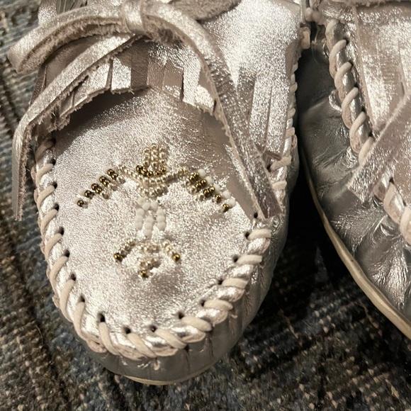 NEW Minnetonka Thunderbird Animikii Metallic Silver Moccasins, Size 9 Silver - Picture 6 of 8